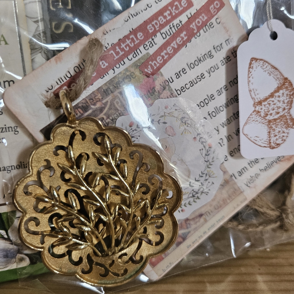 Vintage Elegant Gold Floral Pendant